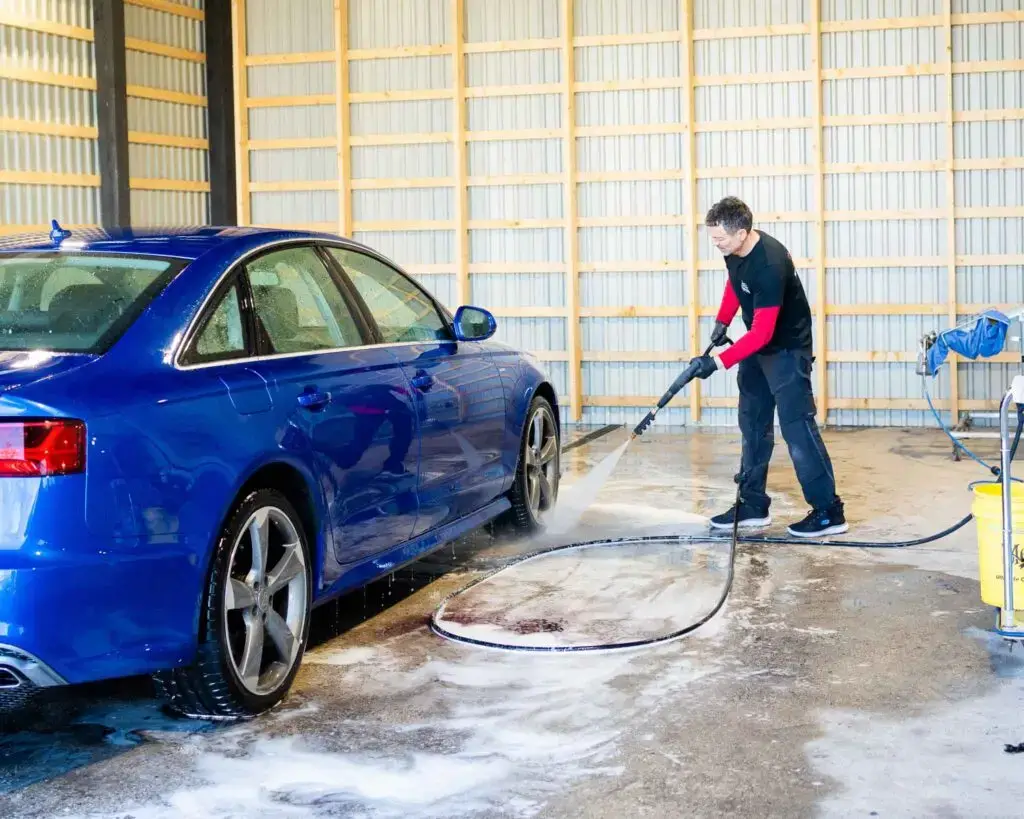 Touchless bilvask hos Wash & Polish i Brøndby – berøringsfri vask med skum og højtryksrens