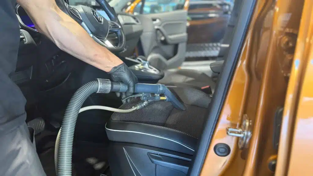 Mand udføre sæderens på bilen.