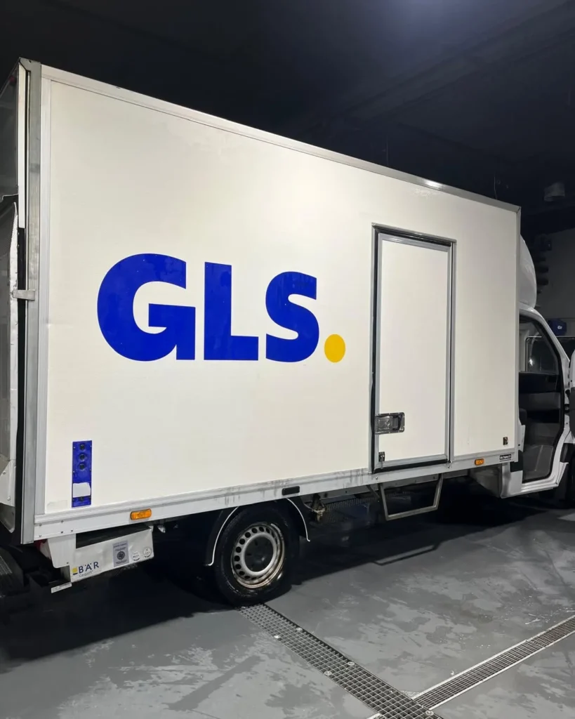 Lastbil efter graffitifjernelse hos Wash & Polish