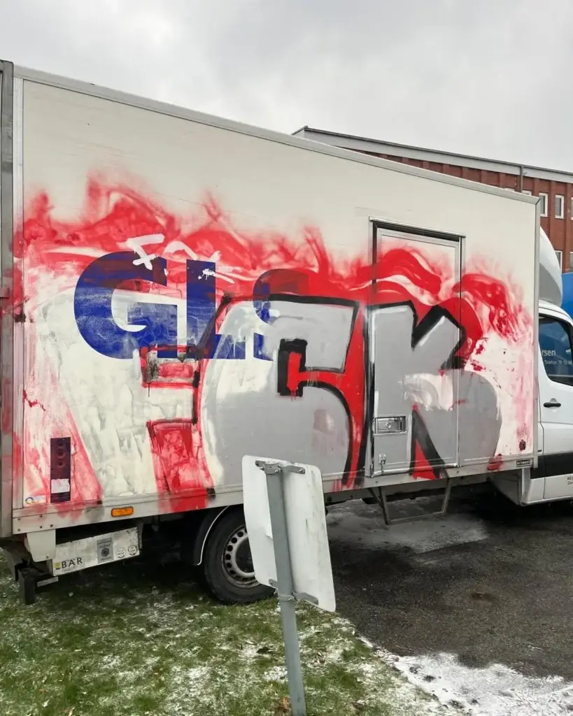 Lastbil med graffiti før rengøring