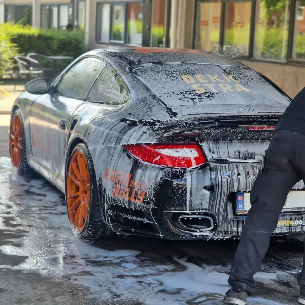 Skumvask af sportsvogn hos Wash & Polish i Brøndby